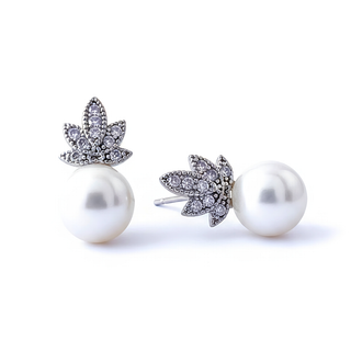 PEARL LEAF studs